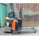 Xe nâng tầm thấp BT 2 tấn 