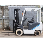 XE NÂNG LẮP LỐP CAO SU TRẮNG 2,5 TẤN