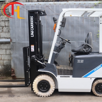 XE NÂNG LẮP LỐP CAO SU TRẮNG 2,5 TẤN