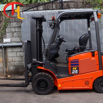 XE NÂNG ĐIỆN 2,5 TẤN KOMATSU