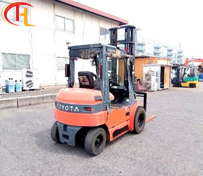XE NÂNG ĐIỆN 3 TẤN GẬT GÙ TOYOTA