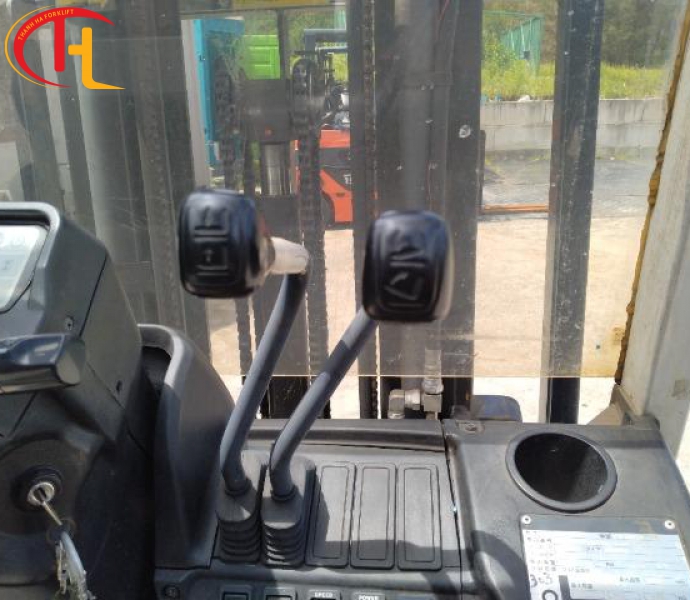 XE NÂNG GAS UNICARRIERS 1,5 TẤN