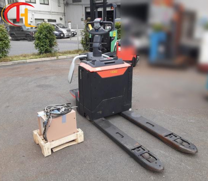 XE NÂNG ĐIỆN THẤP ĐỨNG LÁI 2 TẤN