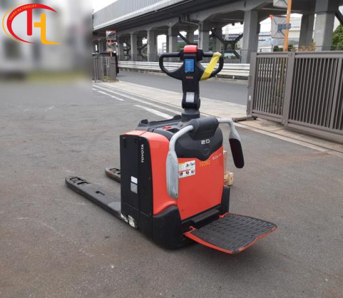 XE NÂNG ĐIỆN THẤP ĐỨNG LÁI 2 TẤN