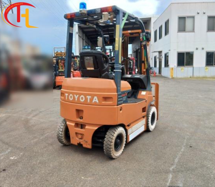 XE NÂNG ĐIỆN TOYOTA 1,5 TẤN NGỒI LÁI NHẬP BÃI