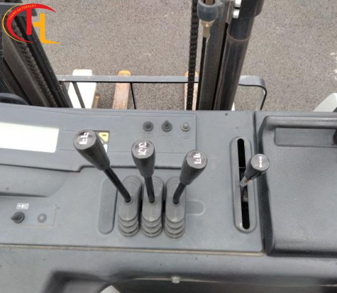 XE NÂNG ĐIỆN ĐỨNG LÁI 1.8 TẤN THƯƠNG HIỆU UNICARRIERS
