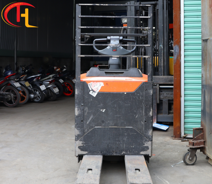 Xe nâng tầm thấp BT 2 tấn 