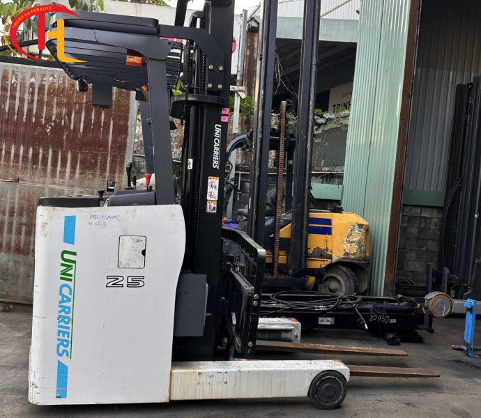 Xe nâng điện đứng lái Unicarriers 2.5 tấn nâng cao 4 mét