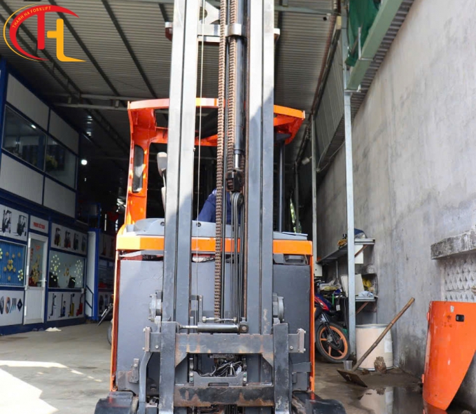 Xe nâng điện đứng lái BT
