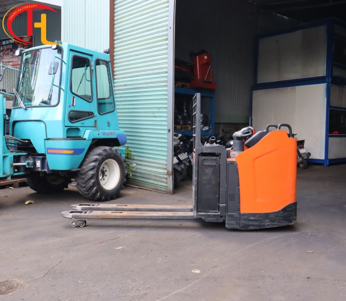 Xe Nâng Pallet Điện Toyota LPE200 (2 Tấn) - 2017