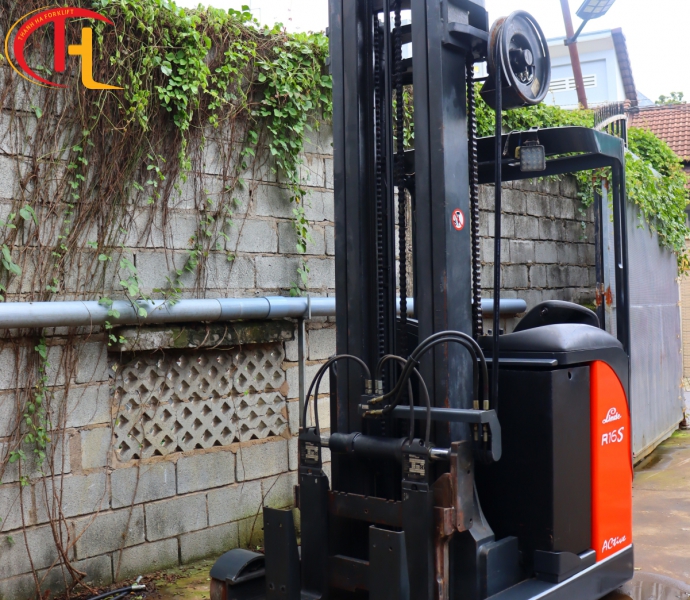 Xe nâng điện Linde ngồi lái 1,6 tấn