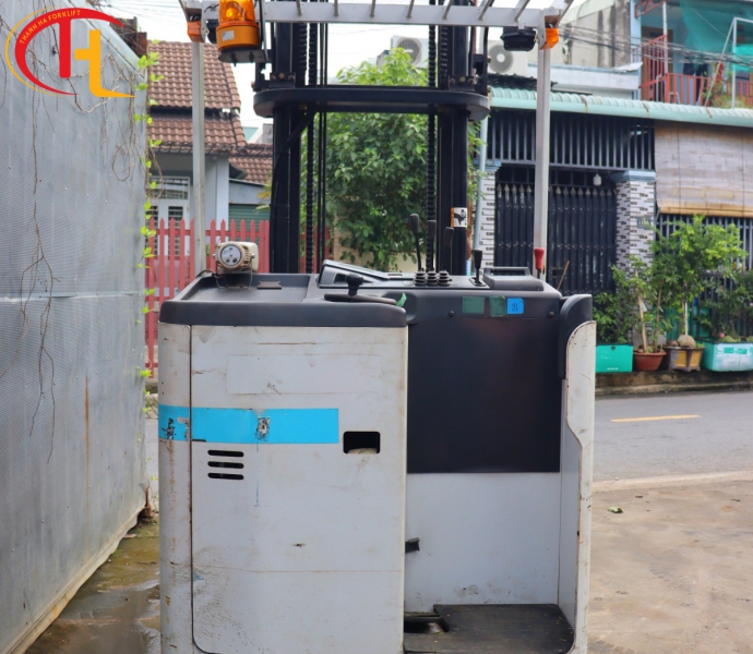 XE NÂNG ĐIỆN ĐỨNG LÁI UNICARRIERS 2,5 TẤN