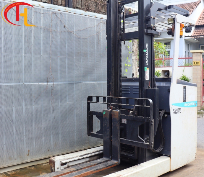 XE NÂNG ĐIỆN ĐỨNG LÁI UNICARRIERS 2,5 TẤN