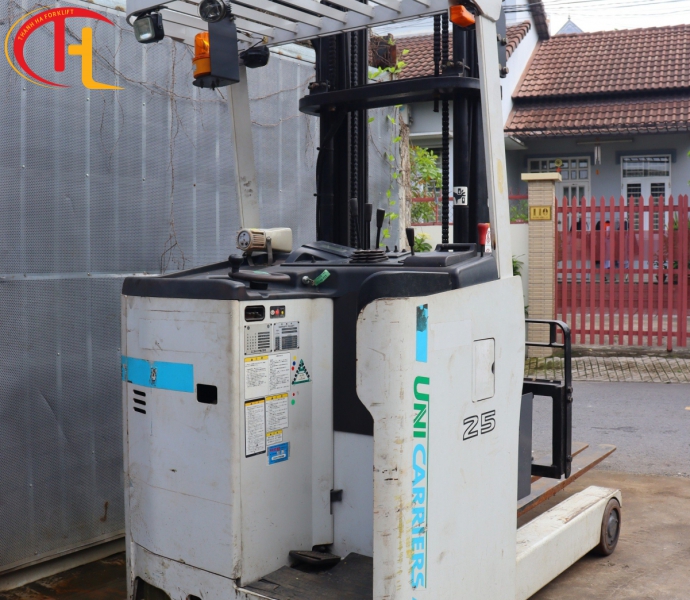 XE NÂNG ĐIỆN ĐỨNG LÁI UNICARRIERS 2,5 TẤN