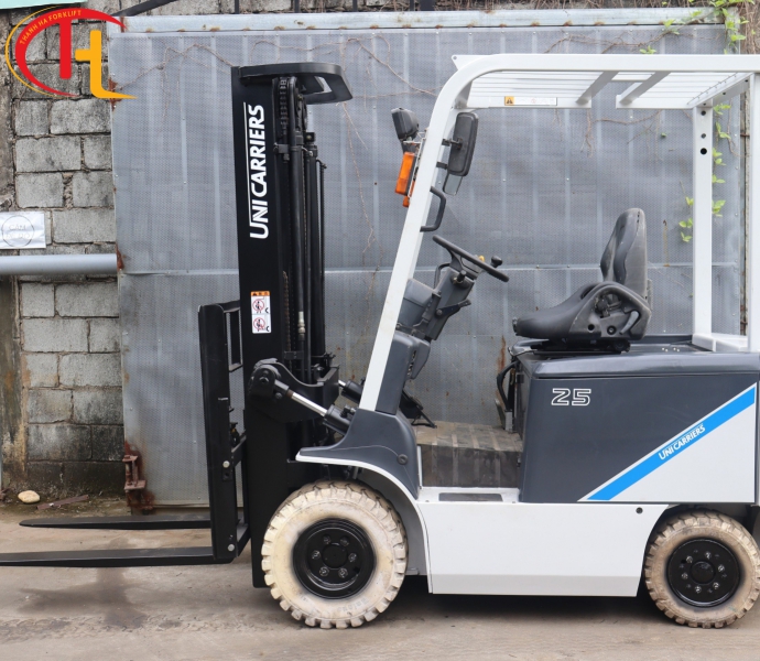 XE NÂNG LẮP LỐP CAO SU TRẮNG 2,5 TẤN