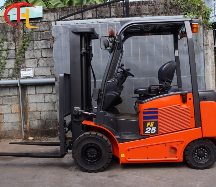 XE NÂNG ĐIỆN 2,5 TẤN KOMATSU
